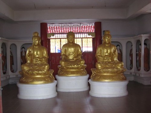 3_gold_Buddhas_at_Kek_Lok_Si_temple