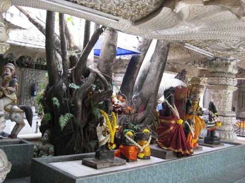 statues_at_Mid_Valley_temple