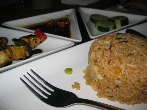 Fried_rice_with_tempeh_sate_at_Puri_Wirata