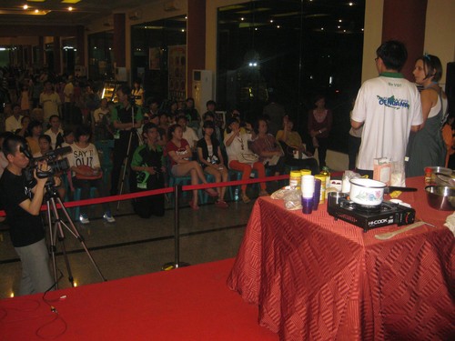 crowd_at_food_demo_Medan