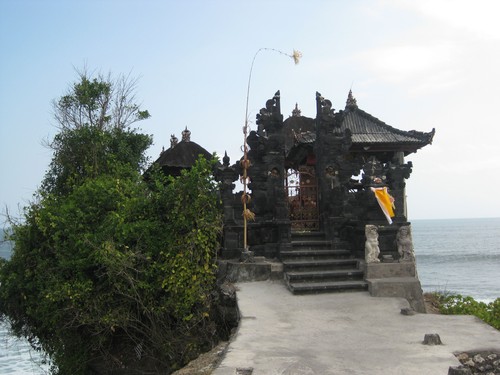 Batu_Bolong_Temple_close