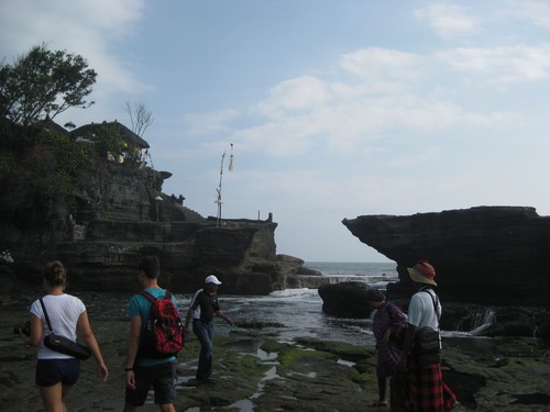 Tanah_Lot_temple_and_tourists