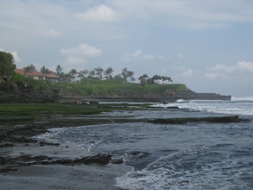 Tanah_Lot_temple_with_Golf_Course
