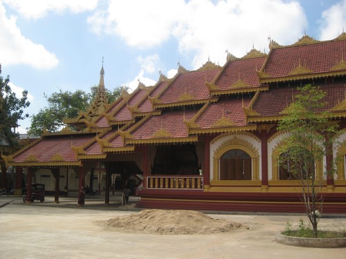 Buddhist_temple_under_construction_in_Tachilek