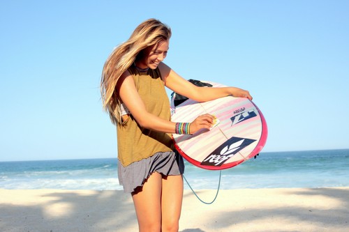 Tia_Blando_with_surf_board